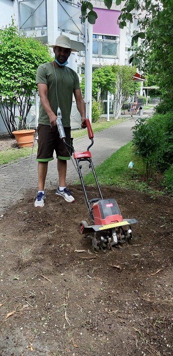 Bora beim umgraben.jpg