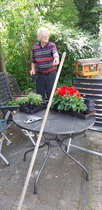 Bewohner helfen fleißig mit.jpg