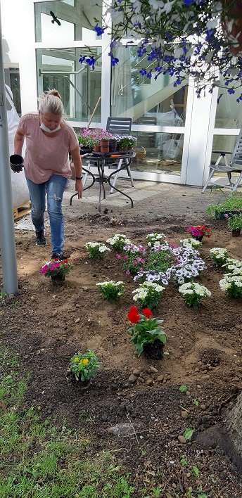 beim Blumen einbuddeln.jpg