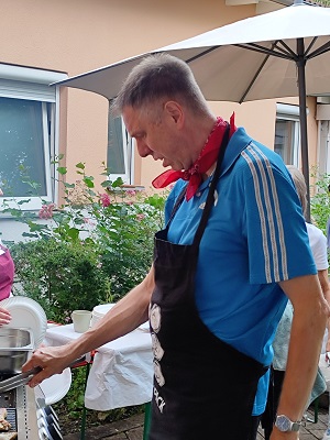 Fest63 Uwe beim Grillen kl.jpg